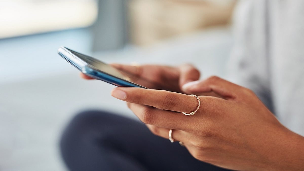 Travel apps and digital tech features on smartphones and tablets might be able to help you if you're traveling around Thanksgiving.